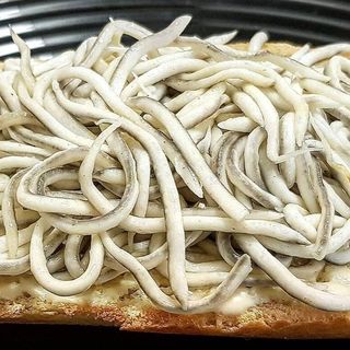 Tosta de gulas con alioli