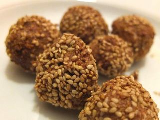 105. Bola de vegetal frita con salsa China