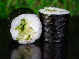 Hosomaki z ogórkiem i sezamem