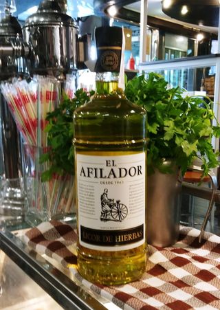 Bot. Orujo hierbas  + hielo