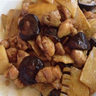 Pollo con bambú y setas chinas