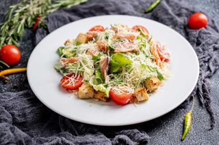 Салат "Цезарь" с лососем