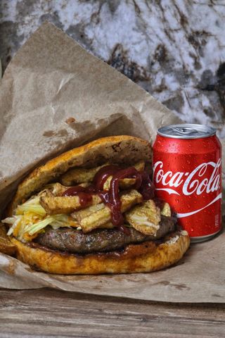 ПРОМО Бургер с плескавица, картофи и 2 вида салати + кола