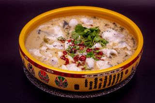 Fettine di pesce e crauti in brodo picante/酸菜鱼