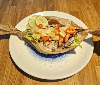 Ziemniak w soli z krewetkami