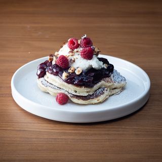 Палачинки с бита сметана и горски плодове