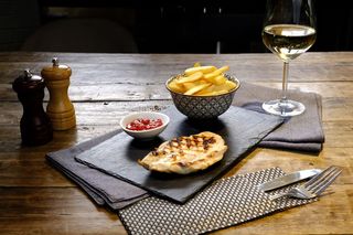 Piept de pui la grătar cu cartofi prăjiți