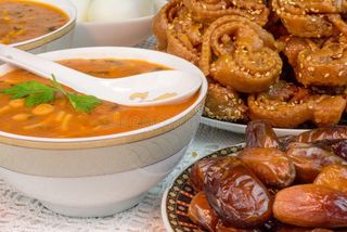 Harira, Dattes, Chebbakia, Œuf & Pain