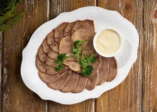 Язык говяжий с хреном сливочным  (130г)