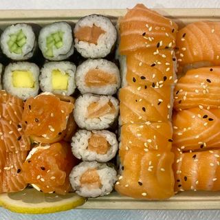  35 - Sushi misto + sashimi (28 peças)