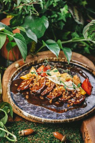 Томленый ягненок под соусом Демиглас с обжаренными овощами