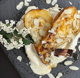  Груша запечена з сиром дорблю