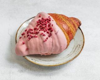 Croissant malinowy