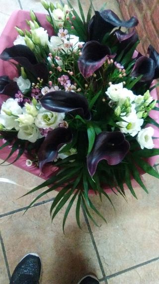 Ramo Calas Negras Y Lisiantus Blanco