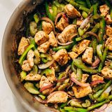 57. Пилешко със зелени чушки (800г)