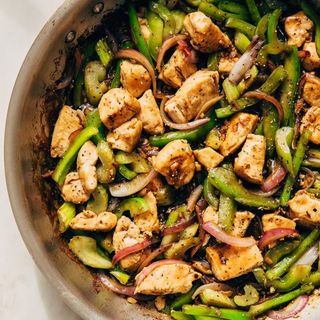 57. Пилешко със зелени чушки (800г)