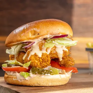 Crispy Chick Burger cu cartofi prajiti si salata coleslaw 650g