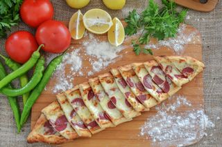 Пиде с суджуком и сыром