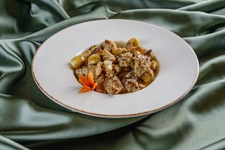 ხბოს ხორცი სოკოთი და არაჟნით