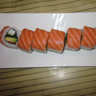 81-Uramaki Langostino Y Wakame Tópico Envuelto En Salmón (8 Pzs.)