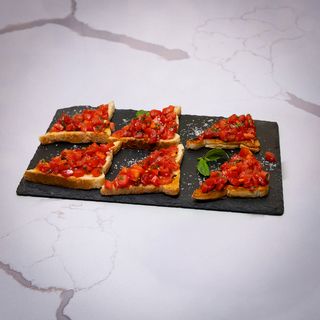 Bruschete cu parmezan,rosii,usturoi si busuioc