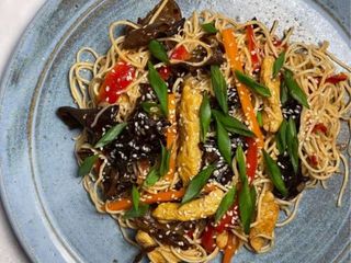 Vită în stil asiatic cu urechi de lemn și legume