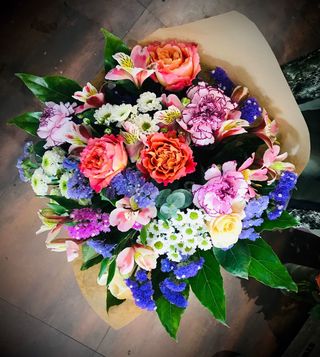 Bouquet di rose e fiori misti