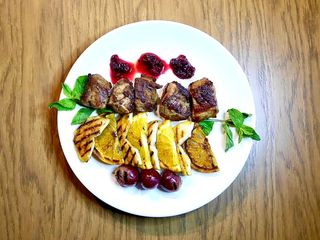 Утиная грудка с фруктами на гриле