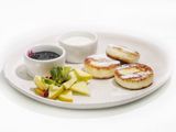 Сирники з ягідним соусом, сметаною та сезонними фруктами (230г)