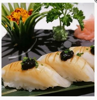 54. Nigiri pez mantequilla flameado con trufa (2 pzs.)