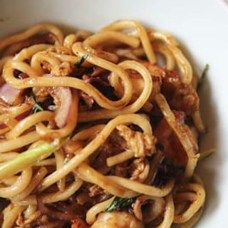 Udon con marisco y verduras al wok