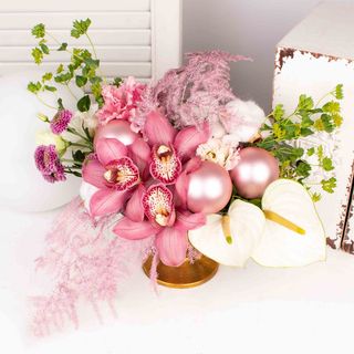 Aranjament cu orhidee, anthurium si globuri roz