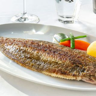 Lenguado salvaje de estero a la parrilla con su piel 