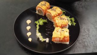 Uramaki mango roll