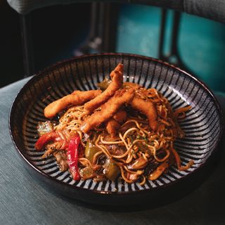Yakisoba De Pollo Crujiente Y Verduras Salteados