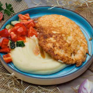 Картопляне пюре, куряча відбивна, салат по-домашньому