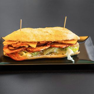 Bocadillo chivito uruguayo 