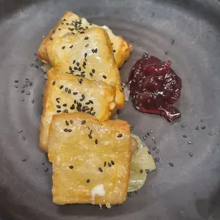 Queso Ahumado Crujiente Con Cebolla Caramelizada Y Mermelada