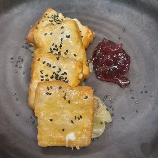 Queso Ahumado Crujiente Con Cebolla Caramelizada Y Mermelada