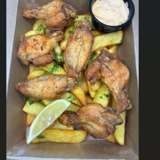 Alitas (12 uds.) con patatas y bebida (lata)