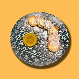 Сирники зі сметаною та медом (240/60г)