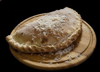 Кальцоне з вершковим соусом, моцарелою, курячим філе, грибами та пармезаном (450г)