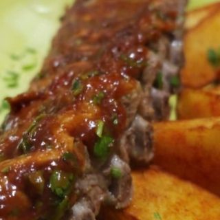 Coaste de porc baituite cu cartofi aurii 