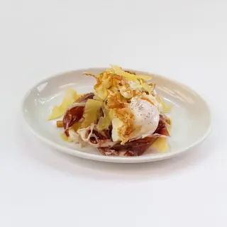 Huevos De Granja Estrellados Con Patatas Y Jamón Ibérico