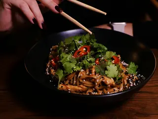 Локшина удон з куркою в соусі Теріякі (350г)