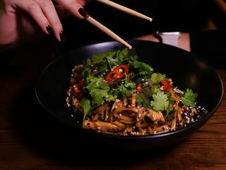 Локшина удон з куркою в соусі Теріякі (350г)