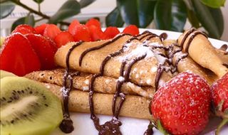 Бокс з млинців та фруктів у солодкій поливці (540г)