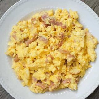 Jajecznica z trzech jaj z szynką