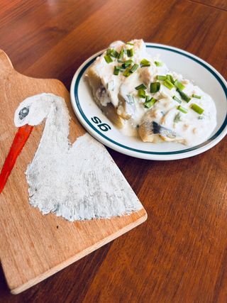 Śledż w sosie śmietanowym z jabłkiem i cebulką 