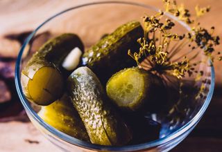 Salata castraveți murați